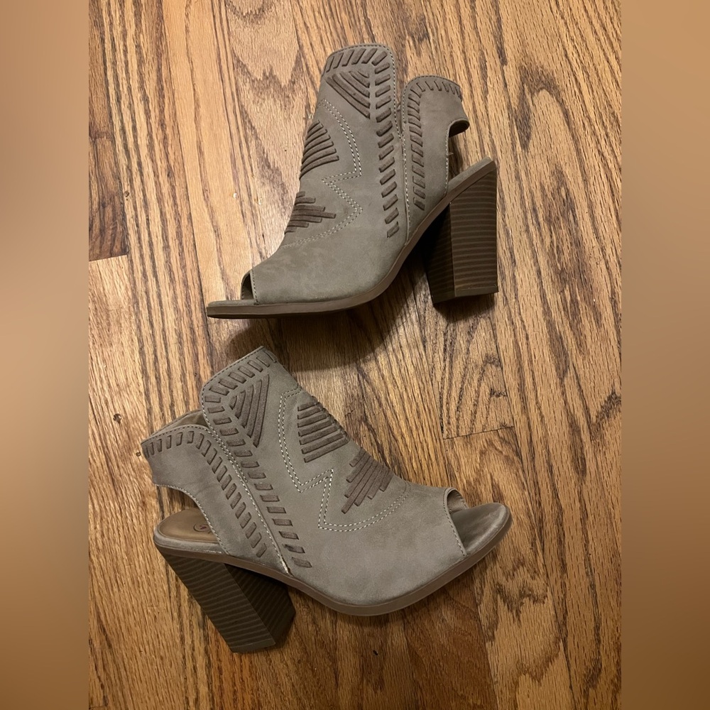 NWOT  Heart in D Peep Toed Heeled Sandals